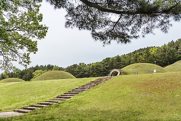 포토 JPG 주간 구름 한국전통 여행 유적지 하늘 풍경 사람없음 야외 관광지 봄 세계문화유산 문화재 역사 한국사 국내여행 능 부여 사적지 백제역사유적지구 능산리사지 국내포토 자연요소 전통 계절 고건축 한국 충청남도 파일형식