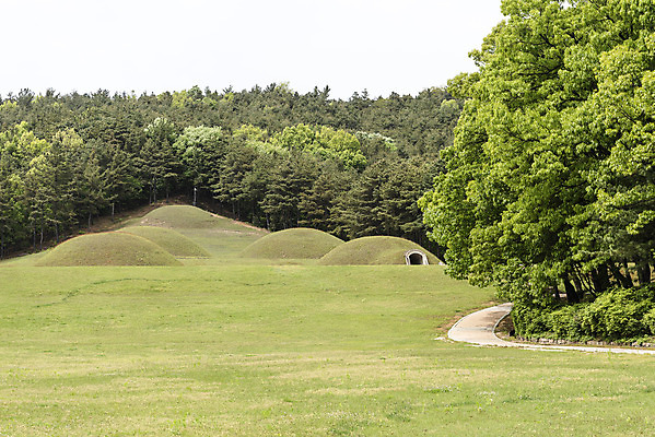 포토 JPG 주간 구름 한국전통 여행 유적지 하늘 풍경 사람없음 야외 관광지 봄 세계문화유산 문화재 역사 한국사 국내여행 능 부여 사적지 백제역사유적지구 능산리사지 국내포토 자연요소 전통 계절 고건축 한국 충청남도 파일형식