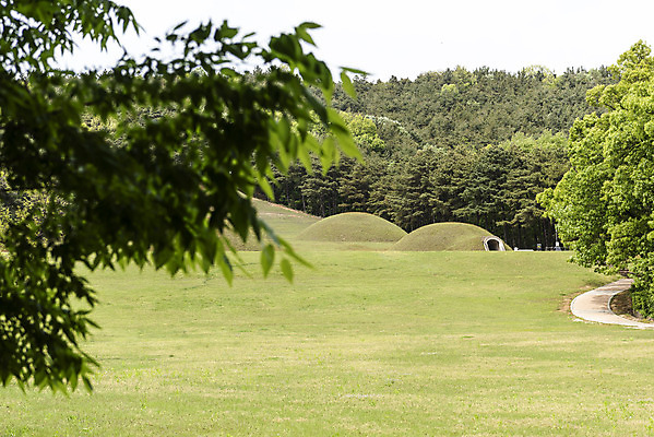 포토 JPG 주간 구름 한국전통 여행 유적지 하늘 풍경 사람없음 야외 관광지 봄 세계문화유산 문화재 역사 한국사 국내여행 능 부여 사적지 백제역사유적지구 능산리사지 국내포토 자연요소 전통 계절 고건축 한국 충청남도 파일형식