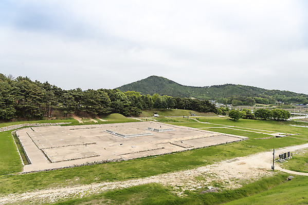 포토 JPG 주간 한국전통 여행 유적지 풍경 사람없음 야외 관광지 봄 세계문화유산 문화재 역사 한국사 국내여행 부여 사적지 백제역사유적지구 능산리사지 국내포토 자연요소 전통 계절 고건축 한국 충청남도 파일형식