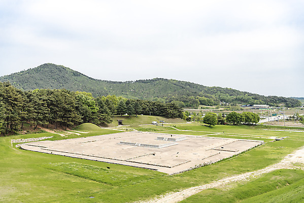 포토 JPG 주간 한국전통 여행 유적지 풍경 사람없음 야외 관광지 봄 세계문화유산 문화재 역사 한국사 국내여행 부여 사적지 백제역사유적지구 능산리사지 국내포토 자연요소 전통 계절 고건축 한국 충청남도 파일형식