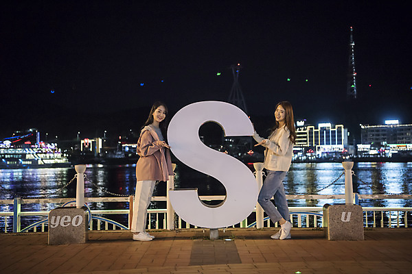 포토 JPG 전신 우먼라이프 여자 바다 여행 야경 서기 20대 성인 야외 두명 옆모습 관광지 친구 조형물 봄 우정 한국인 가리킴 즐거움 S 여수 국내여행 밤바다 봄여행 성인여자만 국내포토 라이프스타일 알파벳 계절 감정 뷰포인트 관계 모션 미술 사람 동양인 손짓 청년 야간 전라남도 여자만 성인만 파일형식 풍경_경치