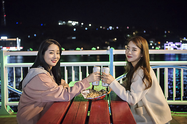 포토 JPG 우먼라이프 여자 여행 야경 벤치 맥주 대화 미소 앉기 상반신 20대 성인 야외 두명 옆모습 관광지 친구 봄 우정 한국인 즐거움 건배 캔맥주 여수 국내여행 밤바다 봄여행 성인여자만 국내포토 라이프스타일 계절 감정 바다 뷰포인트 의자 관계 모션 주류 표정 말하기 사람 동양인 청년 캔 야간 전라남도 여자만 성인만 파일형식 풍경_경치