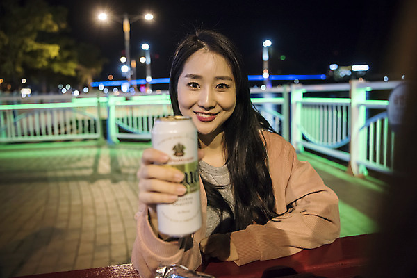 포토 JPG 우먼라이프 여자 여행 야경 맥주 한명 들기 앉기 상반신 20대 성인 야외 앞모습 관광지 봄 한국인 시원함 즐거움 캔맥주 여수 국내여행 밤바다 봄여행 성인여자한명만 국내포토 1 라이프스타일 계절 감정 바다 뷰포인트 모션 주류 사람 동양인 청년 캔 야간 전라남도 여자한명만 성인여자만 파일형식 풍경_경치