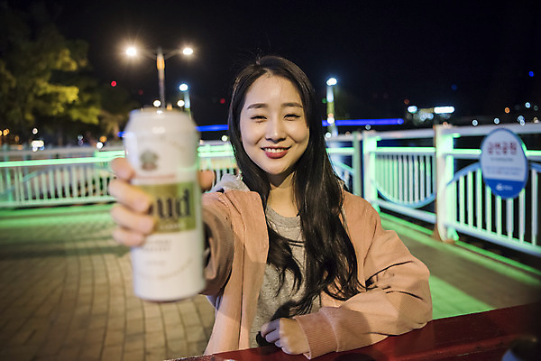 포토 JPG 우먼라이프 여자 여행 야경 맥주 한명 들기 앉기 상반신 20대 성인 야외 앞모습 관광지 봄 한국인 시원함 즐거움 캔맥주 여수 국내여행 밤바다 봄여행 성인여자한명만 국내포토 1 라이프스타일 계절 감정 바다 뷰포인트 모션 주류 사람 동양인 청년 캔 야간 전라남도 여자한명만 성인여자만 파일형식 풍경_경치