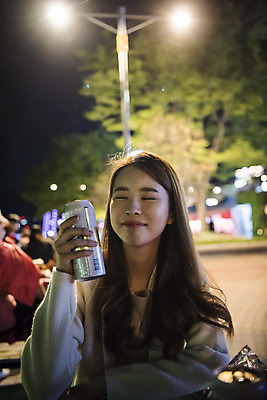 포토 JPG 우먼라이프 여자 여행 야경 맥주 한명 들기 앉기 상반신 20대 성인 야외 앞모습 관광지 봄 한국인 시원함 즐거움 캔맥주 여수 국내여행 밤바다 봄여행 성인여자한명만 국내포토 1 라이프스타일 계절 감정 바다 뷰포인트 모션 주류 사람 동양인 청년 캔 야간 전라남도 여자한명만 성인여자만 파일형식 풍경_경치