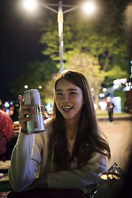 포토 JPG 우먼라이프 여자 여행 야경 맥주 한명 들기 앉기 상반신 20대 성인 야외 앞모습 관광지 봄 한국인 시원함 즐거움 캔맥주 여수 국내여행 밤바다 봄여행 성인여자한명만 국내포토 1 라이프스타일 계절 감정 바다 뷰포인트 모션 주류 사람 동양인 청년 캔 야간 전라남도 여자한명만 성인여자만 파일형식 풍경_경치