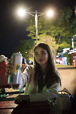 포토 JPG 우먼라이프 여자 여행 야경 맥주 한명 들기 앉기 상반신 20대 성인 야외 앞모습 관광지 봄 한국인 시원함 즐거움 캔맥주 여수 국내여행 밤바다 봄여행 성인여자한명만 국내포토 1 라이프스타일 계절 감정 바다 뷰포인트 모션 주류 사람 동양인 청년 캔 야간 전라남도 여자한명만 성인여자만 파일형식 풍경_경치