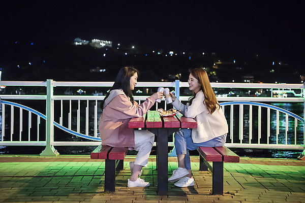 포토 JPG 전신 우먼라이프 여자 여행 야경 벤치 맥주 미소 앉기 20대 성인 야외 두명 옆모습 관광지 친구 마주보기 봄 우정 한국인 즐거움 건배 캔맥주 여수 국내여행 밤바다 봄여행 성인여자만 국내포토 라이프스타일 계절 감정 바다 뷰포인트 의자 관계 모션 주류 표정 사람 동양인 청년 캔 야간 전라남도 여자만 성인만 파일형식 풍경_경치