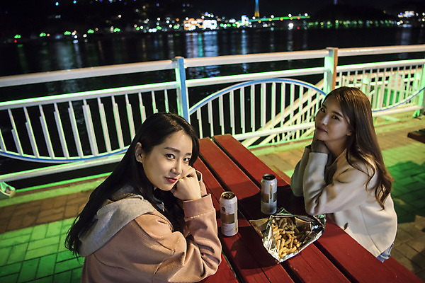 포토 JPG 우먼라이프 여자 여행 야경 벤치 맥주 대화 앉기 상반신 20대 성인 야외 두명 옆모습 관광지 친구 턱괴기 봄 우정 한국인 즐거움 캔맥주 여수 국내여행 밤바다 봄여행 성인여자만 국내포토 라이프스타일 계절 감정 바다 뷰포인트 의자 관계 모션 주류 말하기 사람 동양인 청년 캔 야간 전라남도 여자만 성인만 파일형식 풍경_경치