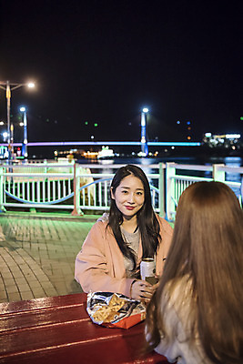 포토 JPG 우먼라이프 여자 여행 야경 벤치 맥주 대화 미소 앉기 상반신 20대 성인 야외 두명 앞모습 뒷모습 관광지 친구 봄 우정 한국인 즐거움 캔맥주 여수 국내여행 밤바다 봄여행 성인여자만 국내포토 라이프스타일 계절 감정 바다 뷰포인트 의자 관계 모션 주류 표정 말하기 사람 동양인 청년 캔 야간 전라남도 여자만 성인만 파일형식 풍경_경치