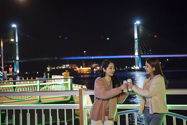 포토 JPG 우먼라이프 여자 여행 야경 맥주 서기 미소 들기 상반신 20대 성인 야외 두명 옆모습 관광지 친구 봄 우정 한국인 즐거움 건배 여수 국내여행 밤바다 봄여행 성인여자만 국내포토 라이프스타일 계절 감정 바다 뷰포인트 관계 모션 주류 표정 사람 동양인 청년 야간 전라남도 여자만 성인만 파일형식 풍경_경치