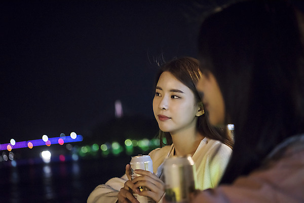 포토 JPG 우먼라이프 응시 여자 여행 야경 맥주 서기 들기 상반신 20대 성인 야외 두명 옆모습 아웃포커스 관광지 친구 봄 우정 한국인 즐거움 여수 국내여행 밤바다 봄여행 성인여자만 국내포토 라이프스타일 시선 계절 감정 바다 뷰포인트 관계 모션 주류 촬영기법 사람 동양인 청년 야간 전라남도 여자만 성인만 파일형식 풍경_경치