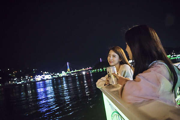 포토 JPG 우먼라이프 여자 여행 야경 맥주 서기 미소 들기 상반신 20대 성인 야외 두명 옆모습 관광지 친구 봄 우정 한국인 즐거움 여수 국내여행 밤바다 봄여행 성인여자만 국내포토 라이프스타일 계절 감정 바다 뷰포인트 관계 모션 주류 표정 사람 동양인 청년 야간 전라남도 여자만 성인만 파일형식 풍경_경치