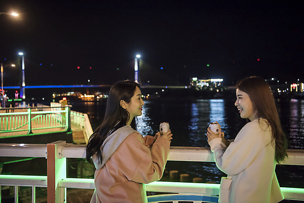 포토 JPG 우먼라이프 여자 여행 야경 맥주 대화 서기 미소 들기 상반신 20대 성인 야외 두명 옆모습 관광지 친구 마주보기 봄 우정 한국인 즐거움 여수 국내여행 밤바다 봄여행 성인여자만 국내포토 라이프스타일 계절 감정 바다 뷰포인트 관계 모션 주류 표정 말하기 사람 동양인 청년 야간 전라남도 여자만 성인만 파일형식 풍경_경치