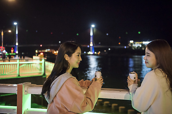 포토 JPG 우먼라이프 여자 여행 야경 맥주 대화 서기 미소 들기 상반신 20대 성인 야외 두명 옆모습 관광지 친구 마주보기 봄 우정 한국인 즐거움 여수 국내여행 밤바다 봄여행 성인여자만 국내포토 라이프스타일 계절 감정 바다 뷰포인트 관계 모션 주류 표정 말하기 사람 동양인 청년 야간 전라남도 여자만 성인만 파일형식 풍경_경치
