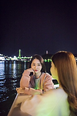 포토 JPG 우먼라이프 응시 여자 여행 야경 서기 상반신 20대 성인 야외 두명 앞모습 옆모습 아웃포커스 관광지 친구 턱괴기 봄 우정 한국인 즐거움 여수 국내여행 밤바다 봄여행 성인여자만 국내포토 라이프스타일 시선 계절 감정 바다 뷰포인트 관계 모션 촬영기법 사람 동양인 청년 야간 전라남도 여자만 성인만 파일형식 풍경_경치