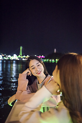 포토 JPG 우먼라이프 응시 여자 여행 야경 대화 서기 미소 상반신 20대 성인 야외 두명 앞모습 뒷모습 관광지 친구 봄 우정 한국인 즐거움 여수 국내여행 밤바다 봄여행 성인여자만 국내포토 라이프스타일 시선 계절 감정 바다 뷰포인트 관계 모션 표정 말하기 사람 동양인 청년 야간 전라남도 여자만 성인만 파일형식 풍경_경치