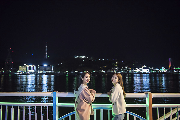 포토 JPG 우먼라이프 여자 여행 야경 서기 미소 상반신 20대 성인 야외 두명 뒷모습 관광지 친구 봄 우정 한국인 뒤돌아보기 즐거움 여수 국내여행 밤바다 봄여행 성인여자만 국내포토 라이프스타일 계절 감정 바다 뷰포인트 관계 모션 표정 사람 동양인 청년 야간 전라남도 여자만 성인만 파일형식 풍경_경치