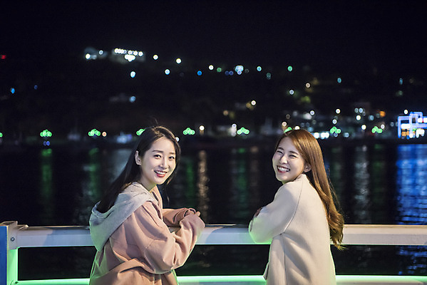 포토 JPG 우먼라이프 여자 여행 야경 서기 미소 상반신 20대 성인 야외 두명 뒷모습 관광지 친구 봄 우정 한국인 뒤돌아보기 즐거움 여수 국내여행 밤바다 봄여행 성인여자만 국내포토 라이프스타일 계절 감정 바다 뷰포인트 관계 모션 표정 사람 동양인 청년 야간 전라남도 여자만 성인만 파일형식 풍경_경치