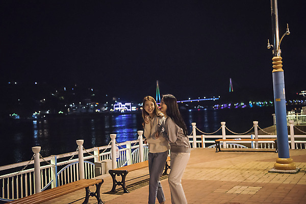 포토 JPG 우먼라이프 여자 여행 야경 서기 미소 상반신 20대 성인 야외 두명 앞모습 관광지 친구 봄 우정 한국인 즐거움 여수 국내여행 밤바다 봄여행 성인여자만 국내포토 라이프스타일 계절 감정 바다 뷰포인트 관계 모션 표정 사람 동양인 청년 야간 전라남도 여자만 성인만 파일형식 풍경_경치