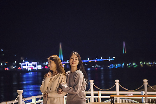 포토 JPG 우먼라이프 여자 여행 야경 서기 미소 상반신 20대 성인 야외 두명 앞모습 관광지 친구 봄 우정 한국인 즐거움 여수 국내여행 밤바다 봄여행 성인여자만 어깨에손 국내포토 라이프스타일 계절 감정 바다 뷰포인트 관계 모션 표정 사람 동양인 청년 야간 전라남도 여자만 성인만 파일형식 풍경_경치