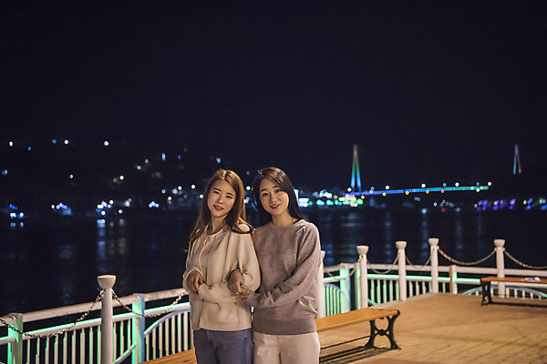 포토 JPG 우먼라이프 여자 여행 야경 서기 미소 상반신 20대 성인 야외 두명 앞모습 관광지 친구 팔짱 봄 우정 한국인 즐거움 여수 국내여행 밤바다 봄여행 성인여자만 국내포토 라이프스타일 계절 감정 바다 뷰포인트 관계 모션 표정 사람 동양인 청년 야간 전라남도 여자만 성인만 파일형식 풍경_경치