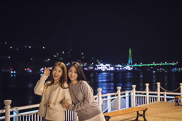 포토 JPG 우먼라이프 여자 여행 야경 서기 미소 상반신 20대 성인 야외 두명 앞모습 관광지 친구 팔짱 봄 우정 한국인 즐거움 여수 국내여행 밤바다 봄여행 성인여자만 국내포토 라이프스타일 계절 감정 바다 뷰포인트 관계 모션 표정 사람 동양인 청년 야간 전라남도 여자만 성인만 파일형식 풍경_경치