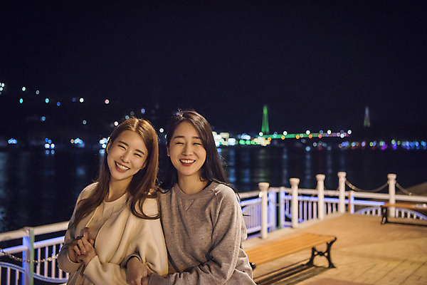 포토 JPG 우먼라이프 여자 여행 야경 서기 미소 상반신 20대 성인 야외 두명 앞모습 관광지 친구 팔짱 봄 우정 한국인 즐거움 여수 국내여행 밤바다 봄여행 성인여자만 국내포토 라이프스타일 계절 감정 바다 뷰포인트 관계 모션 표정 사람 동양인 청년 야간 전라남도 여자만 성인만 파일형식 풍경_경치