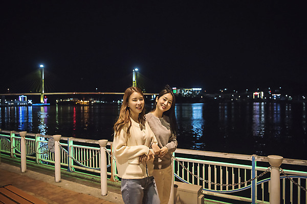 포토 JPG 우먼라이프 여자 여행 야경 서기 미소 상반신 20대 성인 야외 두명 옆모습 관광지 친구 팔짱 봄 우정 한국인 즐거움 여수 국내여행 밤바다 봄여행 성인여자만 국내포토 라이프스타일 계절 감정 바다 뷰포인트 관계 모션 표정 사람 동양인 청년 야간 전라남도 여자만 성인만 파일형식 풍경_경치