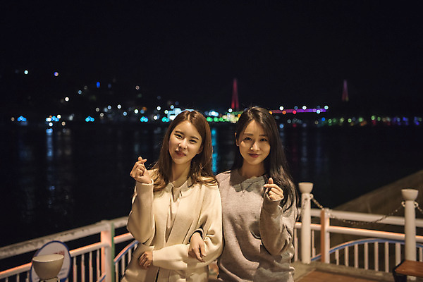 포토 JPG 우먼라이프 여자 여행 야경 서기 미소 상반신 20대 성인 야외 두명 앞모습 관광지 친구 봄 우정 한국인 즐거움 여수 손하트 국내여행 밤바다 봄여행 성인여자만 국내포토 라이프스타일 계절 감정 바다 뷰포인트 관계 모션 표정 사람 동양인 손짓 청년 야간 전라남도 여자만 성인만 파일형식 풍경_경치