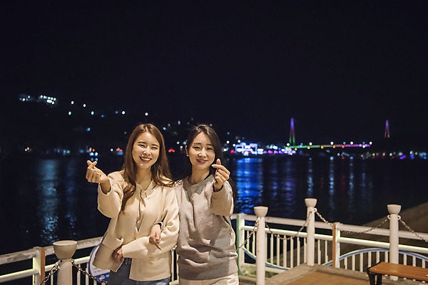포토 JPG 우먼라이프 여자 여행 야경 서기 미소 상반신 20대 성인 야외 두명 앞모습 관광지 친구 팔짱 봄 우정 한국인 즐거움 여수 손하트 국내여행 밤바다 봄여행 성인여자만 국내포토 라이프스타일 계절 감정 바다 뷰포인트 관계 모션 표정 사람 동양인 손짓 청년 야간 전라남도 여자만 성인만 파일형식 풍경_경치