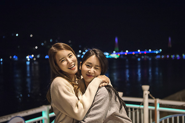 포토 JPG 우먼라이프 여자 여행 야경 포옹 서기 미소 상반신 20대 성인 야외 두명 옆모습 관광지 친구 봄 우정 한국인 즐거움 여수 국내여행 밤바다 봄여행 성인여자만 국내포토 라이프스타일 계절 감정 바다 뷰포인트 관계 안기 모션 표정 사람 동양인 청년 야간 전라남도 여자만 성인만 파일형식 풍경_경치