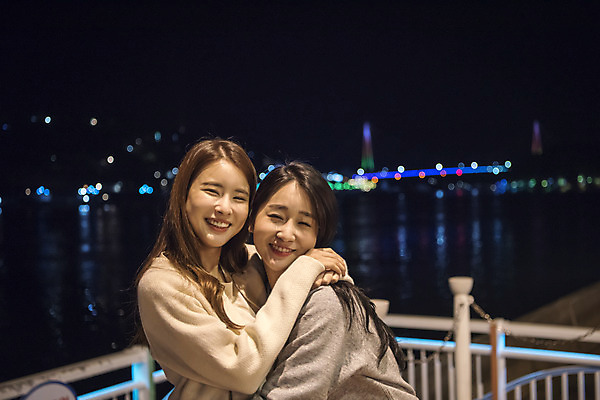 포토 JPG 우먼라이프 여자 여행 야경 포옹 서기 미소 상반신 20대 성인 야외 두명 옆모습 관광지 친구 봄 우정 한국인 즐거움 여수 국내여행 밤바다 봄여행 성인여자만 국내포토 라이프스타일 계절 감정 바다 뷰포인트 관계 안기 모션 표정 사람 동양인 청년 야간 전라남도 여자만 성인만 파일형식 풍경_경치