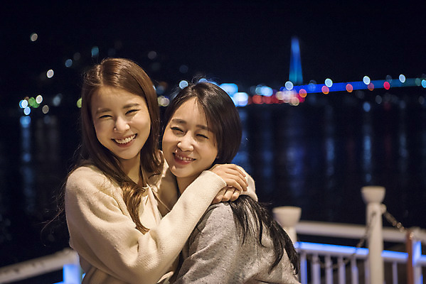 포토 JPG 우먼라이프 여자 여행 야경 포옹 서기 미소 상반신 20대 성인 야외 두명 옆모습 관광지 친구 봄 우정 한국인 즐거움 여수 국내여행 밤바다 봄여행 성인여자만 국내포토 라이프스타일 계절 감정 바다 뷰포인트 관계 안기 모션 표정 사람 동양인 청년 야간 전라남도 여자만 성인만 파일형식 풍경_경치