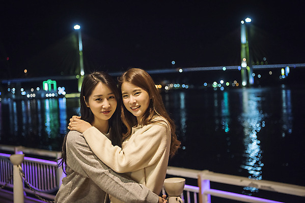 포토 JPG 우먼라이프 여자 여행 야경 포옹 서기 미소 상반신 20대 성인 야외 두명 옆모습 관광지 친구 봄 우정 한국인 즐거움 여수 국내여행 밤바다 봄여행 성인여자만 국내포토 라이프스타일 계절 감정 바다 뷰포인트 관계 안기 모션 표정 사람 동양인 청년 야간 전라남도 여자만 성인만 파일형식 풍경_경치