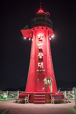 포토 JPG 전신 우먼라이프 여자 여행 포즈 야경 등대 서기 20대 성인 야외 두명 앞모습 옆모습 관광지 친구 봄 우정 한국인 즐거움 손인사 여수 국내여행 밤바다 봄여행 성인여자만 하멜등대 국내포토 라이프스타일 계절 감정 바다 뷰포인트 관계 모션 사람 동양인 청년 인사 야간 전라남도 여자만 성인만 파일형식 풍경_경치