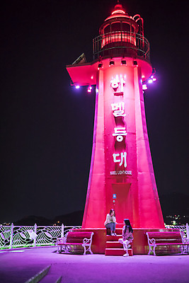 포토 JPG 전신 우먼라이프 여자 여행 야경 등대 앉기 20대 성인 야외 두명 앞모습 옆모습 관광지 친구 봄 우정 한국인 즐거움 여수 국내여행 밤바다 봄여행 성인여자만 하멜등대 국내포토 라이프스타일 계절 감정 바다 뷰포인트 관계 모션 사람 동양인 청년 야간 전라남도 여자만 성인만 파일형식 풍경_경치