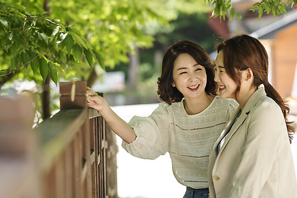 포토 JPG 주간 나무 여자 딸 행복 40대 중년 여행 데이트 가족 모녀 엄마 휴가 휴식 산 서기 미소 웃음 사람 상반신 20대 청년 야외 두명 옆모습 관광지 봄 한국인 자녀 숲 즐거움 힐링 효도 경기도 효도관광 양평 여자만 용문산 국내포토 자연요소 식물 계절 감정 뷰포인트 컨셉 관계 모션 한국 표정 동양인 성인 파일형식