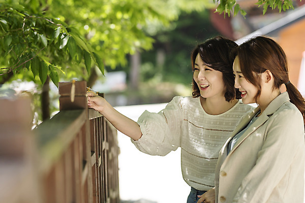 포토 JPG 주간 나무 여자 딸 행복 40대 중년 여행 데이트 가족 모녀 엄마 휴가 휴식 산 서기 미소 웃음 사람 상반신 20대 청년 야외 두명 옆모습 관광지 봄 한국인 자녀 숲 즐거움 힐링 효도 경기도 효도관광 양평 여자만 용문산 국내포토 자연요소 식물 계절 감정 뷰포인트 컨셉 관계 모션 한국 표정 동양인 성인 파일형식