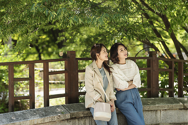 포토 JPG 주간 나무 여자 딸 행복 40대 중년 여행 데이트 가족 모녀 엄마 휴가 휴식 산 미소 웃음 사람 앉기 상반신 20대 청년 야외 두명 옆모습 관광지 팔짱 봄 한국인 자녀 숲 즐거움 힐링 걸터앉기 효도 경기도 효도관광 양평 여자만 용문산 국내포토 자연요소 식물 계절 감정 뷰포인트 컨셉 관계 모션 한국 표정 동양인 성인 파일형식
