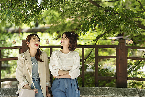 포토 JPG 주간 나무 여자 딸 행복 40대 중년 여행 데이트 가족 모녀 엄마 휴가 휴식 산 미소 웃음 사람 앉기 상반신 20대 청년 야외 두명 앞모습 관광지 팔짱 봄 한국인 자녀 숲 즐거움 힐링 걸터앉기 효도 경기도 효도관광 양평 여자만 용문산 국내포토 자연요소 식물 계절 감정 뷰포인트 컨셉 관계 모션 한국 표정 동양인 성인 파일형식