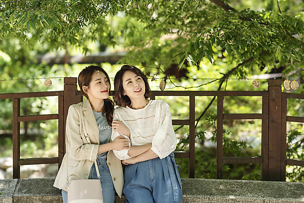 포토 JPG 주간 나무 여자 딸 행복 40대 중년 여행 데이트 가족 모녀 엄마 휴가 휴식 산 미소 웃음 사람 앉기 상반신 20대 청년 야외 두명 앞모습 관광지 팔짱 봄 한국인 자녀 숲 즐거움 힐링 걸터앉기 효도 경기도 효도관광 양평 여자만 용문산 국내포토 자연요소 식물 계절 감정 뷰포인트 컨셉 관계 모션 한국 표정 동양인 성인 파일형식