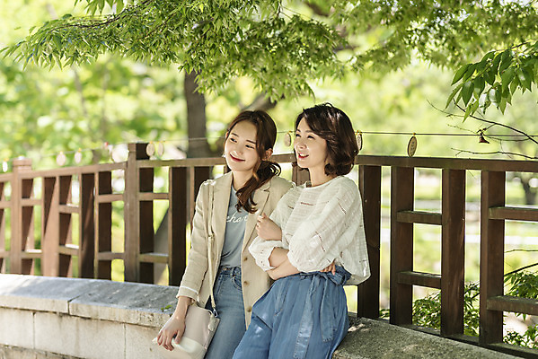 포토 JPG 주간 나무 여자 딸 행복 40대 중년 여행 데이트 가족 모녀 엄마 휴가 휴식 산 미소 웃음 사람 앉기 상반신 20대 청년 야외 두명 옆모습 관광지 팔짱 봄 한국인 자녀 숲 즐거움 힐링 걸터앉기 효도 경기도 효도관광 양평 여자만 용문산 국내포토 자연요소 식물 계절 감정 뷰포인트 컨셉 관계 모션 한국 표정 동양인 성인 파일형식