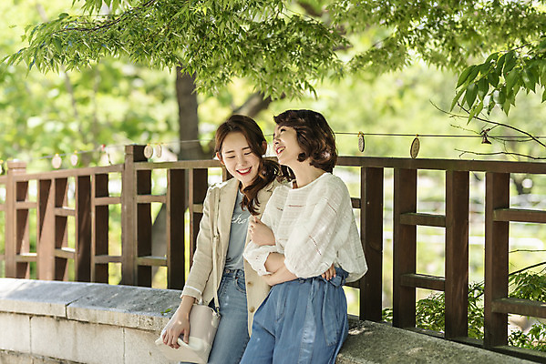 포토 JPG 주간 나무 여자 딸 행복 40대 중년 여행 데이트 가족 모녀 엄마 휴가 휴식 산 미소 웃음 사람 앉기 상반신 20대 청년 야외 두명 옆모습 관광지 팔짱 봄 한국인 자녀 숲 즐거움 힐링 걸터앉기 효도 경기도 효도관광 양평 여자만 용문산 국내포토 자연요소 식물 계절 감정 뷰포인트 컨셉 관계 모션 한국 표정 동양인 성인 파일형식