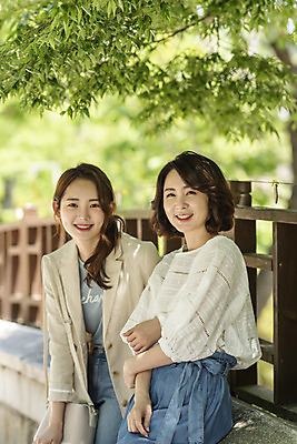 포토 JPG 주간 나무 여자 딸 행복 40대 중년 여행 데이트 가족 모녀 엄마 휴가 휴식 산 미소 웃음 사람 앉기 상반신 20대 청년 야외 두명 앞모습 옆모습 관광지 팔짱 봄 한국인 자녀 숲 즐거움 힐링 걸터앉기 효도 경기도 효도관광 양평 여자만 용문산 국내포토 자연요소 식물 계절 감정 뷰포인트 컨셉 관계 모션 한국 표정 동양인 성인 파일형식