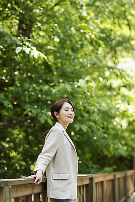 포토 JPG 주간 나무 응시 여자 딸 여행 휴가 휴식 산 한명 서기 사람 상반신 20대 야외 옆모습 봄 한국인 숲 경기도 양평 성인여자한명만 용문산 국내포토 자연요소 식물 1 시선 계절 뷰포인트 컨셉 가족 모션 한국 동양인 청년 여자한명만 성인여자만 파일형식