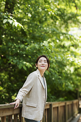 포토 JPG 주간 나무 응시 여자 딸 여행 휴가 휴식 산 한명 서기 사람 상반신 20대 야외 옆모습 봄 한국인 숲 경기도 양평 성인여자한명만 용문산 국내포토 자연요소 식물 1 시선 계절 뷰포인트 컨셉 가족 모션 한국 동양인 청년 여자한명만 성인여자만 파일형식