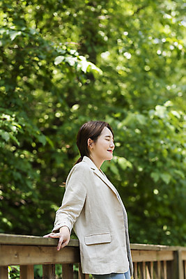 포토 JPG 주간 나무 응시 여자 딸 여행 휴가 휴식 산 한명 서기 사람 상반신 20대 야외 옆모습 봄 한국인 숲 경기도 양평 성인여자한명만 용문산 국내포토 자연요소 식물 1 시선 계절 뷰포인트 컨셉 가족 모션 한국 동양인 청년 여자한명만 성인여자만 파일형식
