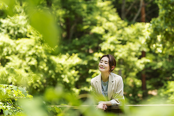 포토 JPG 주간 나무 여자 딸 여행 휴가 휴식 산 한명 서기 미소 사람 상반신 20대 야외 앞모습 아웃포커스 기댐 봄 한국인 숲 경기도 양평 성인여자한명만 용문산 국내포토 자연요소 식물 1 계절 뷰포인트 컨셉 가족 모션 한국 촬영기법 표정 동양인 청년 여자한명만 성인여자만 파일형식
